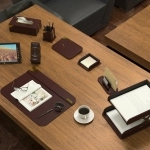 ست رومیزی اداری 8 تیکه آونگ دکو مدل M7 رنگ قهوه ای ست رومیزی اداری 8 تیکه آونگ دکو مدل M7 رنگ قهوه ای